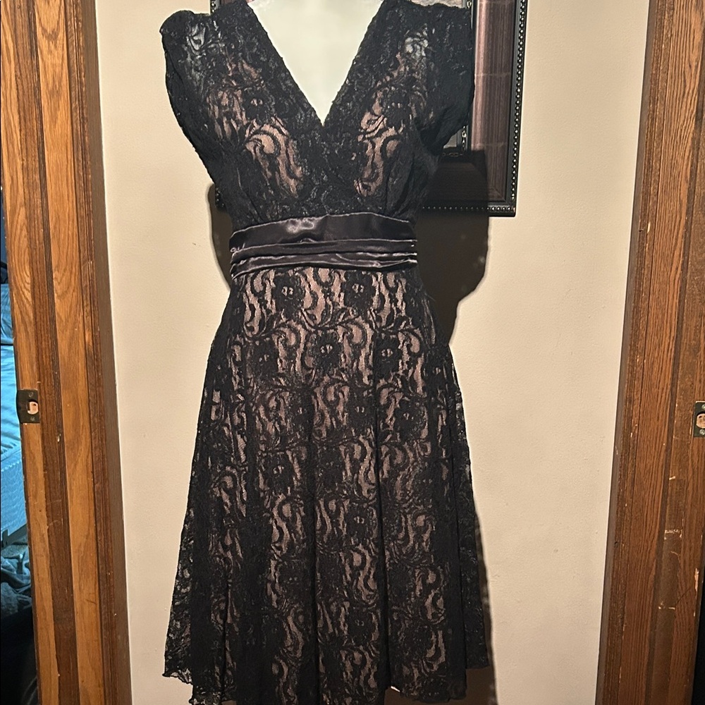 Roulette size 6 Elegant Black Lace Dress